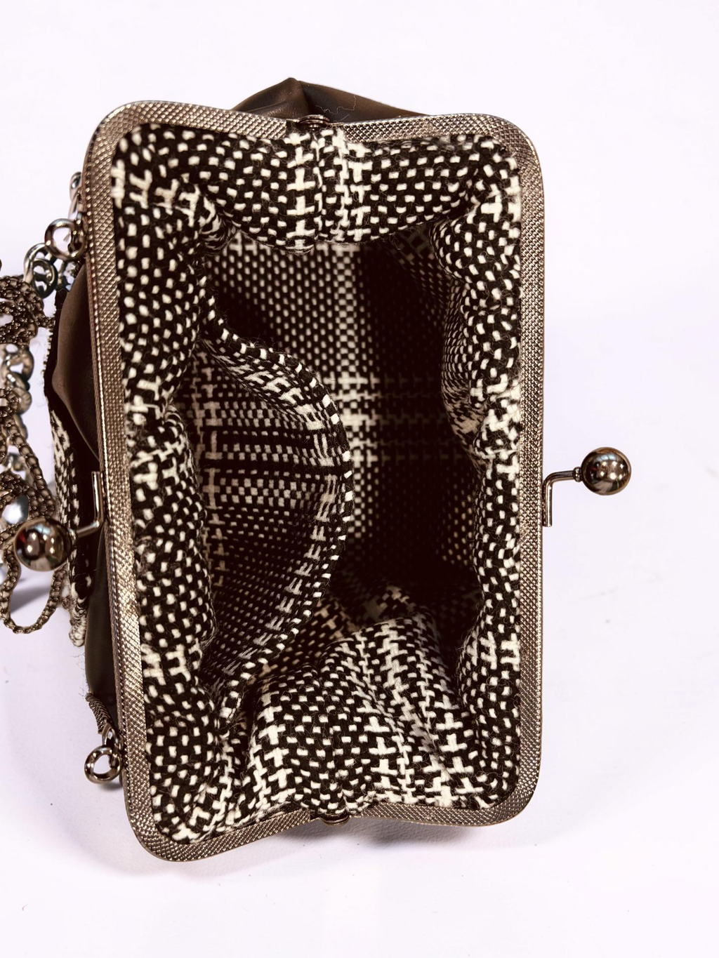 MONO-CHIC 24: Retro-Abendtasche in Schwarz-Weiß