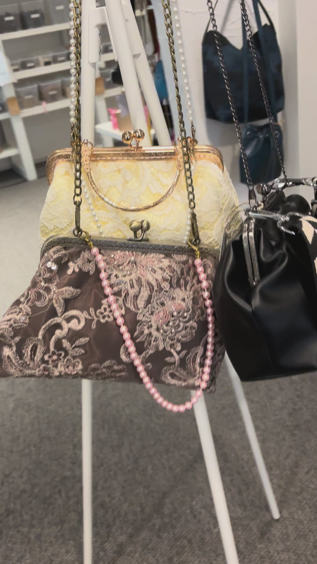 MONO-CHIC 24: Retro-Abendtasche in Schwarz-Weiß