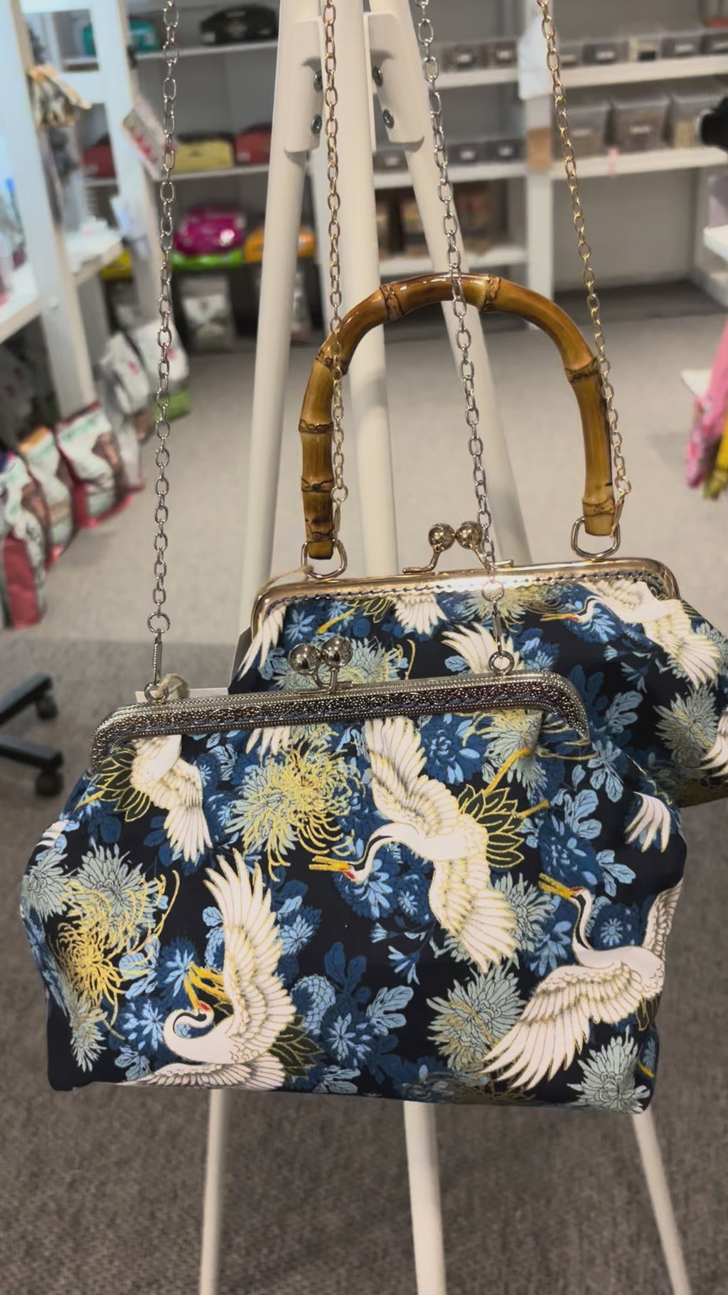 KYOTO DREAMS: Japanische Bügeltasche mit Kranich-Motiv & Bambus-Griff