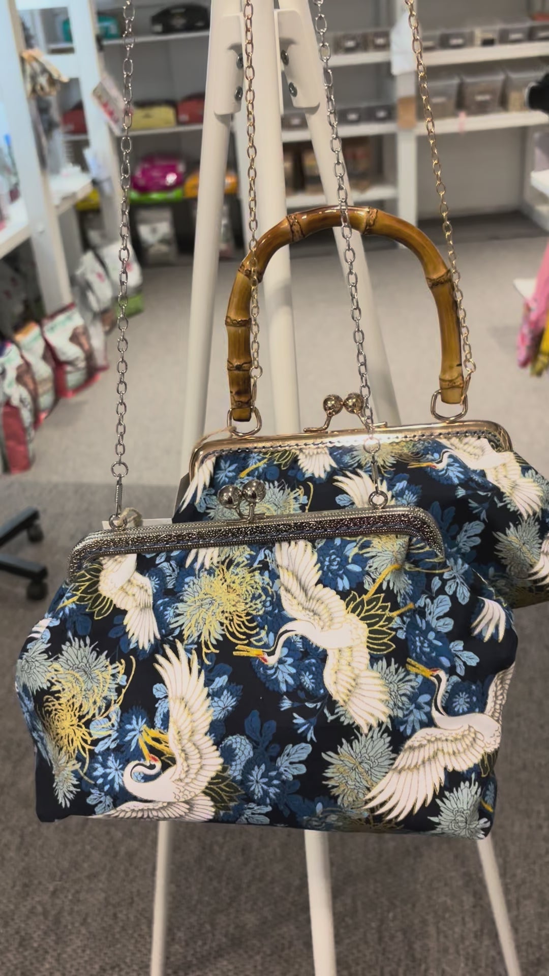 KYOTO DREAMS: Japanische Bügeltasche mit Kranich-Motiv & Bambus-Griff