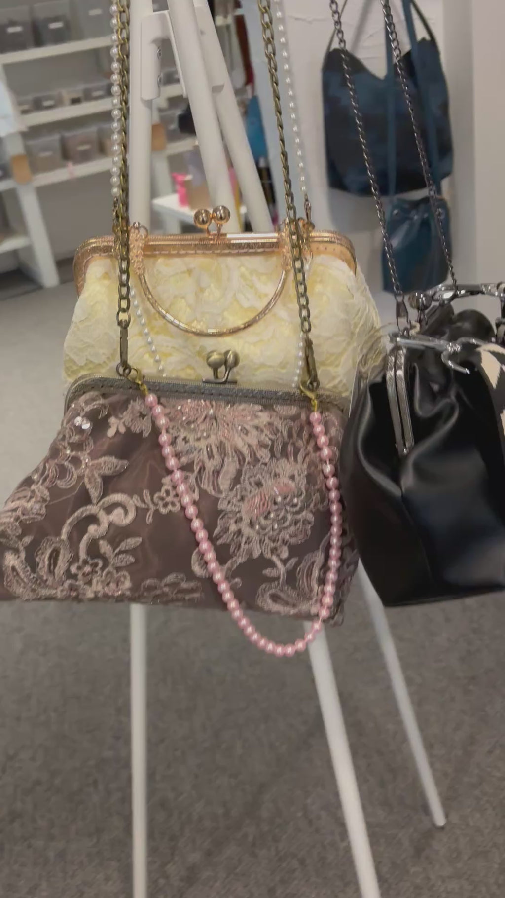 Brauttasche Ivory mit Spitze & Perlenkette | Elegante Vintage-Abendtasche