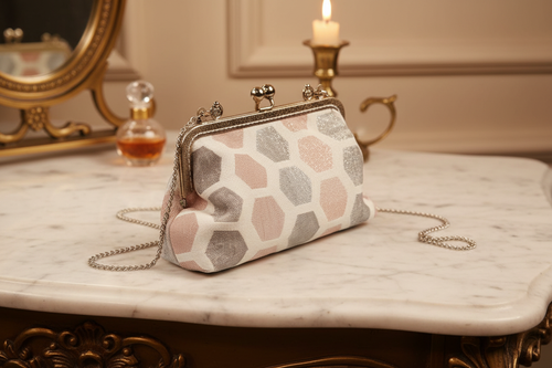 Bügeltasche „Facette“ mit geometrischem Jacquard-Muster, silbernem Bügel und Kette
