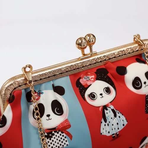Detailaufnahme der Bügeltasche „Panda“ mit goldenem Bügel, Kugelverschluss und Panda-Motiv
